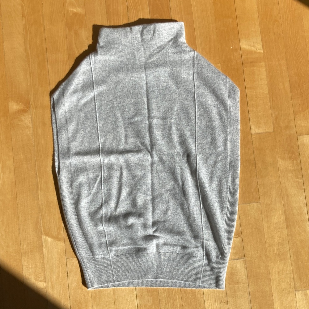 Club Monaco Light Gray Cashmere Sleeveless Mock Neck Sweater - New Condition